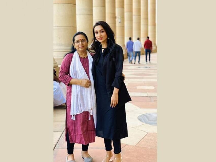जादवपुर से टीएमसी की लोकसभा सांसद मिमी चक्रवर्ती भी अविवाहित हैं। वह अभिनेत्री से नेत्री बनी हैं। राजनीति के साथ ही वह फिल्मों में भी सक्रिय हैं। मिमी चक्रवर्ती 32 साल की हैं।