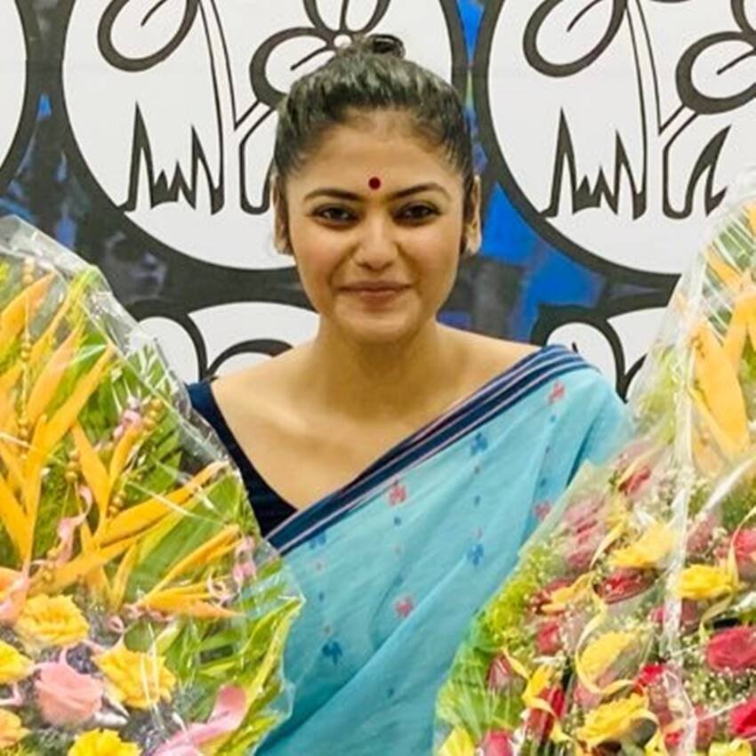 ऑल इंडिया तृणमूल यूथ कांग्रेस की प्रेसीडेंट सायोनी घोष भी अविवाहित हैं। सायोनी बड़ी बेबाकी से अपनी बात रखने के लिए चर्चित हैं। वह फिल्मों और मॉडलिंग की दुनिया का भी लोकप्रिय चेहरा रही हैं। (यह भी पढ़ें: तलाक के बाद गंदी नजरों से देखते थे लोग, ममता बनर्जी की MLA ने 50 की उम्र में दोबारा रचाई है शादी )