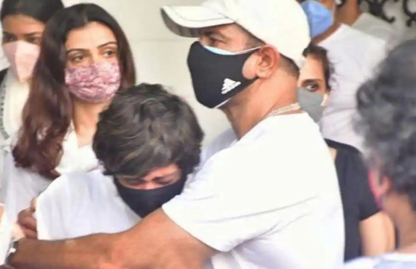 मंदिरा का पति को कंधा देने की बात सोशल मीडिया पर आते ही मंदिरा ट्रोलर्स का शिकार होने लगीं। ट्रोलर्स ने मंदिरा बेदी को पति का अंतिम संस्कार के समय अर्थी को कंधा देने पर खरी-खोटी सुनाने लगे। (<a href=" https://www.jansatta.com/photos/lifestyle-gallery/sonia-gandhi-lifted-the-garland-of-a-mongra-flower-from-husband-rajiv-gandhi-coffin/1753119/ "> जब सोनिया गांधी ने पति राजीव गांधी के ताबूत से उठा ली थी एक मोंगरे की माला, वजह जान रह जाएंगे हैरान </a> )