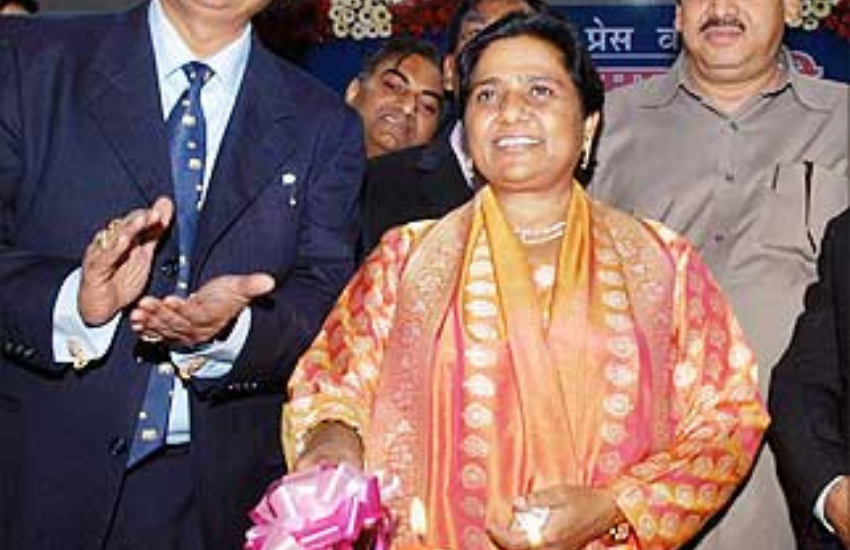 हालांकि, ये गठबंधन बीजेपी को हराने के काम नहीं आ सका और चुनाव के बाद बुआ-बबुआ के संबंध भी बिखर गए थे, लेकिन मायावती ने कहा था कि राजनीति अपनी जगह है, अखिलेश और डिंपल से संबंध खत्म नहीं होंगे।(All hotos: PTI And Social MEdia)
