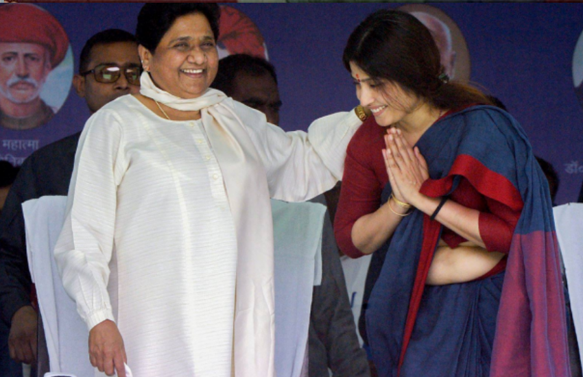 समाजवादी पार्टी (SP) और बहुजन समाज पार्टी (BSP) के संबंध कभी नरम तो कभी गरम रहे हैं। खास कर गेस्ट हाउस कांड के बाद मुलायम सिंह यादव (Mulayam Singh Yadav) और मायावती (Mayawati) के बीच दुश्मनी चरम पर पहुंच गई थी। इस कांड के बाद भी एक समय ऐसा आया था जब मायावती ने मुलायम की बहू के और अखिलेश यादव (Akhilesh Yadav) की पत्नी डिंपल यादव (Dimple Yadav) की तारीफ में कसीदे कढ़े थे। तो चलिए जानें कि मायावती ने डिंपल को अपनी बहू बताते हुए क्या कुछ कहा था।