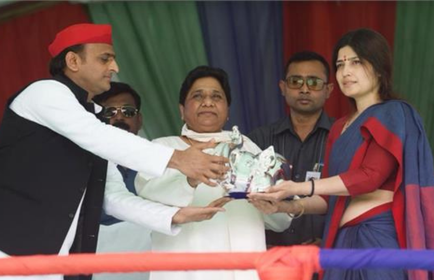 मायावती पिछले विधानसभा चुनाव में बीजेपी को हराने के लिए सपा के राष्ट्रीय अध्यक्ष अखिलेश यादव के साथ हाथ मिला ली थीं। (<a href="https://www.jansatta.com/photos/lifestyle-gallery/mulayam-singh-yadav-son-akhilesh-yadav-gave-up-touching-feet-at-the-behest-of-janeshwar-mishra/1714869/">सबके पैर छू लिया करते थे अखिलेश यादव, पिता मुलायम सिंह के इस दोस्त के कहने पर बदली आदत </a> )