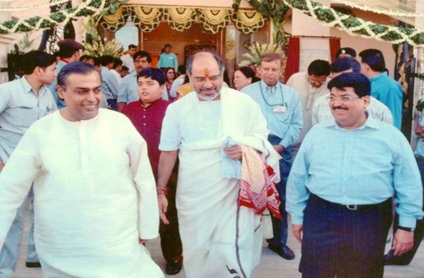 रमेश भाई ओझा का जन्म गुजरात में ही हुआ है। अंबानी परिवार और पीएम नरेंद्र मोदी भी गुजरात से ही हैं। (यह भी पढ़ें: मुकेश अंबानी के गुरु हैं रमेश भाई, मां के पेट से ही सुनते आए हैं भागवत कथा )