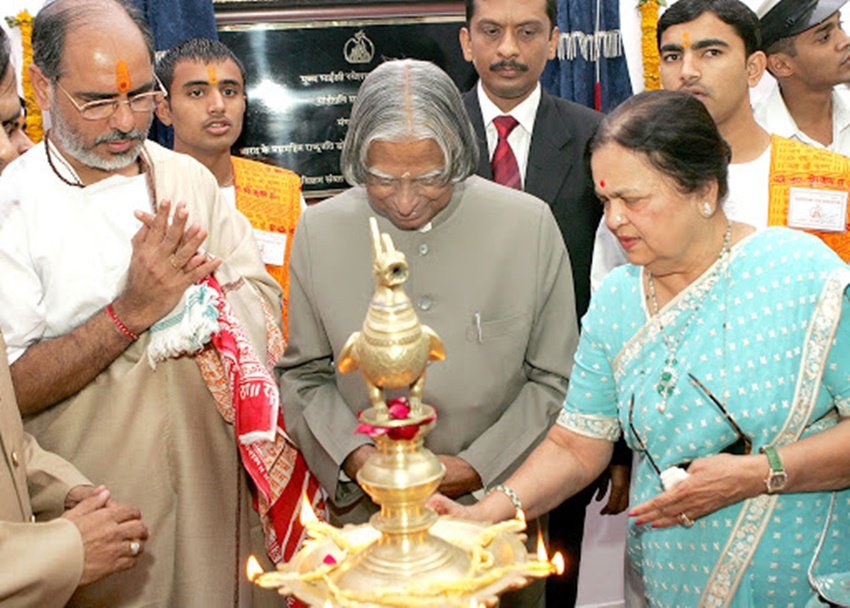 रमेश भाई ओझा का जन्म ब्राह्मण परिवार में हुआ था। उनकी दादी भागवत पुराण को बहुत मानती थीं। वह चाहती थीं कि उनके घर में रोज भागवत कथा कही जाए।