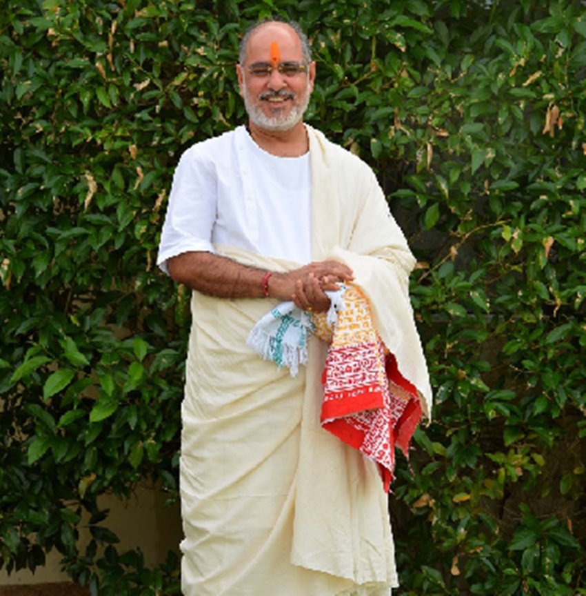 अपनी दादी की इच्छा पूरी करने के लिए रमेश भाई ओझा के बड़े भाई रोज घर में भागवत कथा कहा करते थे। तब रमेश भाई अपनी मां के गर्भ में थे। रमेश भाई कहते हैं कि वह गर्भ के अंदर ही रोज भागवत सुना करते थे।