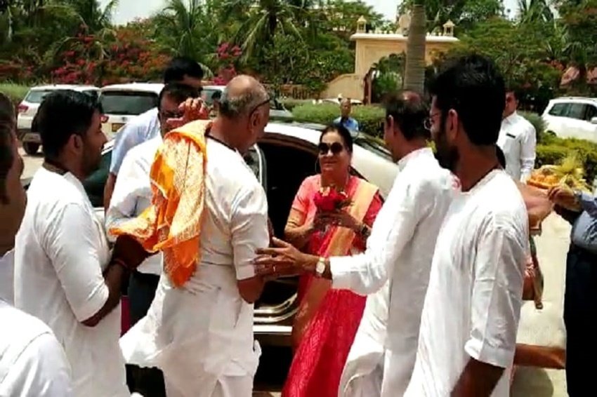 धीरूभाई अंबानी की पत्नी कोकिलाबेन भी उनके कार्यक्रम देखा करती थीं। एक दिन उन्होंने रमेश भाई को अपने घर कथा करने के लिए बुलाया। (यह भी पढ़ें: <a href="https://www.jansatta.com/photos/picture-gallery/mukesh-ambani-mother-and-nita-ambani-mil-kokilaben-unknown-intersting-facts-about-anil-ambani-mom-and-tina-ambani-mil/1764621/">आलीशान गाड़ियों की शौकीन हैं मुकेश अंबानी की मां, जानें कोकिलाबेन से जुड़ी ये रोचक बातें</a> )