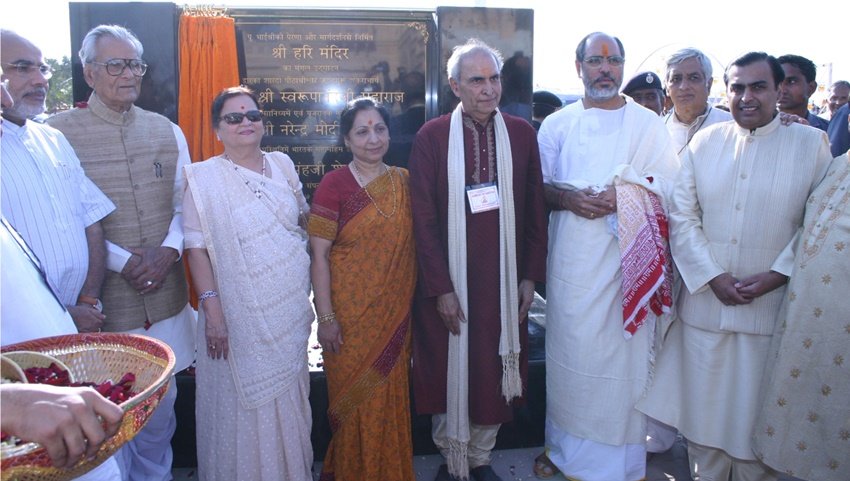 पिता के जाने के बाद मुकेश और अनिल अंबानी ने रमेश भाई ओझा को अपना आध्यात्मिक गुरु मान लिया है।