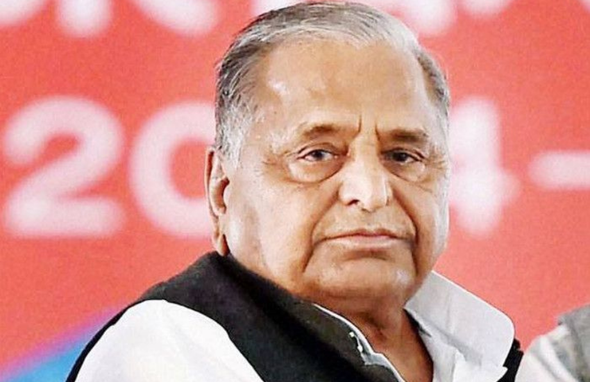 परिवार में सेंध लगने की पीछे मुलायम और अखिलेश के पारिवारिक विवाद भी था और कुछ राजनैतिक समीकरण। मुलायम की बेटी संध्या ने जिला पंचायत चुनाव में भाजपा के साथ हाथ मिला लिया। वहीं अनुजेश भी सपा से निष्कासन के बाद भाजपा में शामिल हो गए थे।