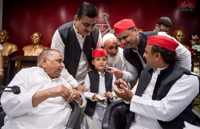 अपने पिता मुलायम के बचाव में तब अखिलेश ने कहा था कि, क्या नेता जी किसी को समझा नहीं सकते हैं। नेताजी उन्हें भी समझाते हैं। नेताजी किसी को कुछ समझाएं, तो क्या ग़लत बात है।