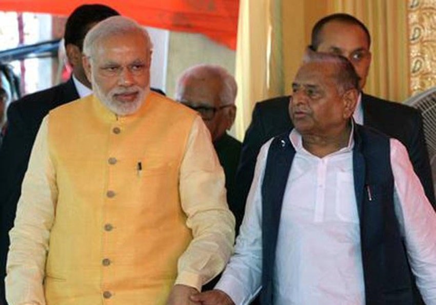 चुनाव प्रचार के दौरान एक जनसभा को संबोधित करते हुए नरेंद्र मोदी ने अखिलेश पर निशाना साधा और कहा था कि जो अपने पिता का नहीं हुआ वो किसी और का क्या होगा। (यह भी पढ़ें: <a href="https://www.jansatta.com/photos/picture-gallery/mulayam-singh-yadav-vs-narendra-modi-when-akhilesh-yadav-revealed-what-his-father-said-to-pm-in-yogi-adityanath-oath-ceremony/1760564/">बेटे की ओर इशारा कर नरेंद्र मोदी से क्या बोले थे मुलायम, अखिलेश यादव ने खुद खोला था राज</a> )