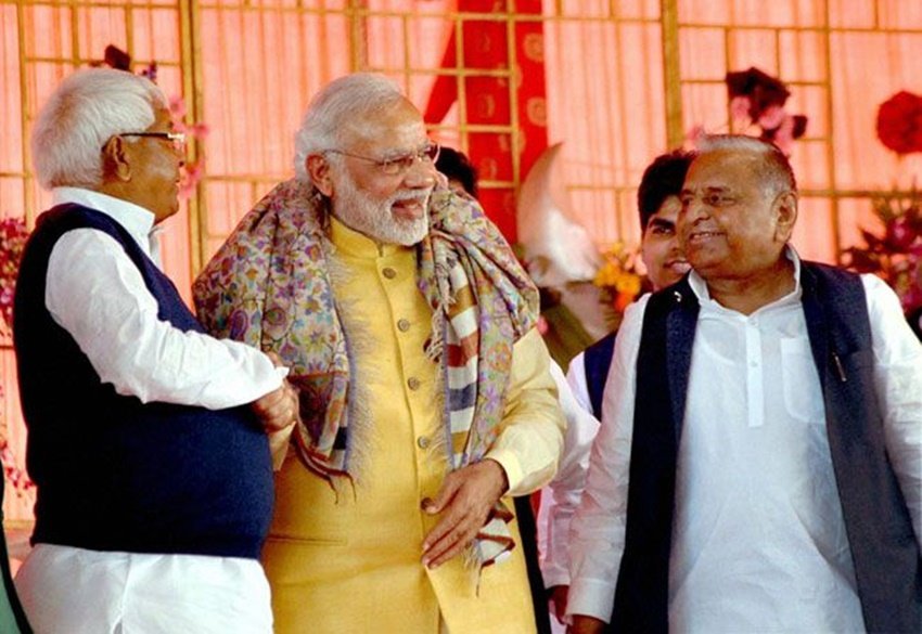 नरेंद्र मोदी और अपने समधी लालू प्रसाद यादव के साथ मुलायम।