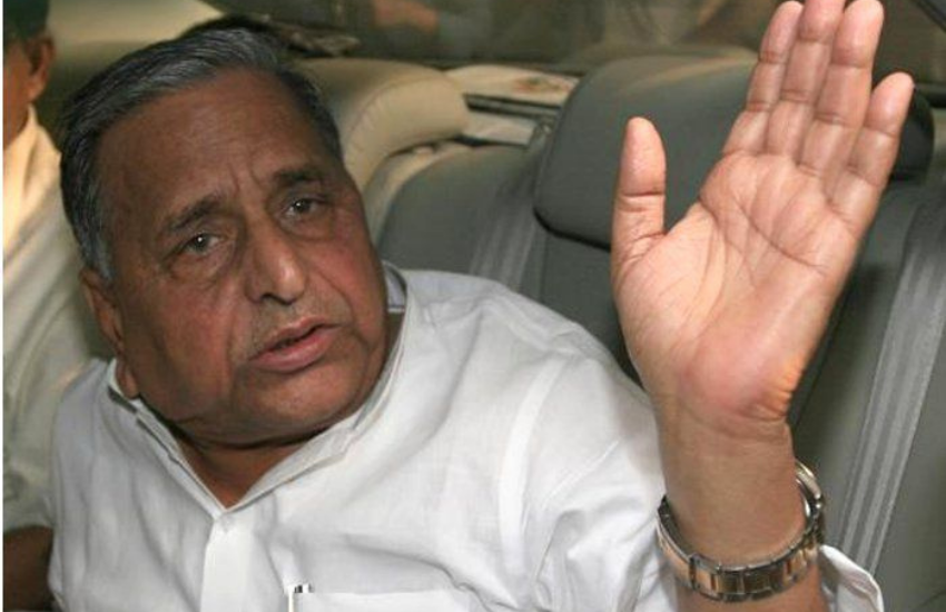 समाजवादी पार्टी के संरक्षक मुलायम सिंह यादव (Mulayam Singh Yadav) के खिलाफ केवल एक मुकदमा चल रहा है। यह मुकदमा अखिलेश यादव (Akhilesh Yadav) के कार्यकाल के आईपीएस ऑफिसर अमिताभ ठाकुर (Amitabh Thakur) ने किया था। आईपीएस अमिताभ ठाकुर ने यूपी के तत्कालीन मुख्यमंत्री अखिलेश के पिता मुलायम सिंह यादव पर गंभीर आरोप लगए थे। इसके बाद से ही विवाद खड़ा हो गया था। हाल यह है कि सालों पुराने केस से अब तक मुलायम बरी नहीं हो सके हैं। तो चलिए बताएं, क्या था ये पूरा मामला।