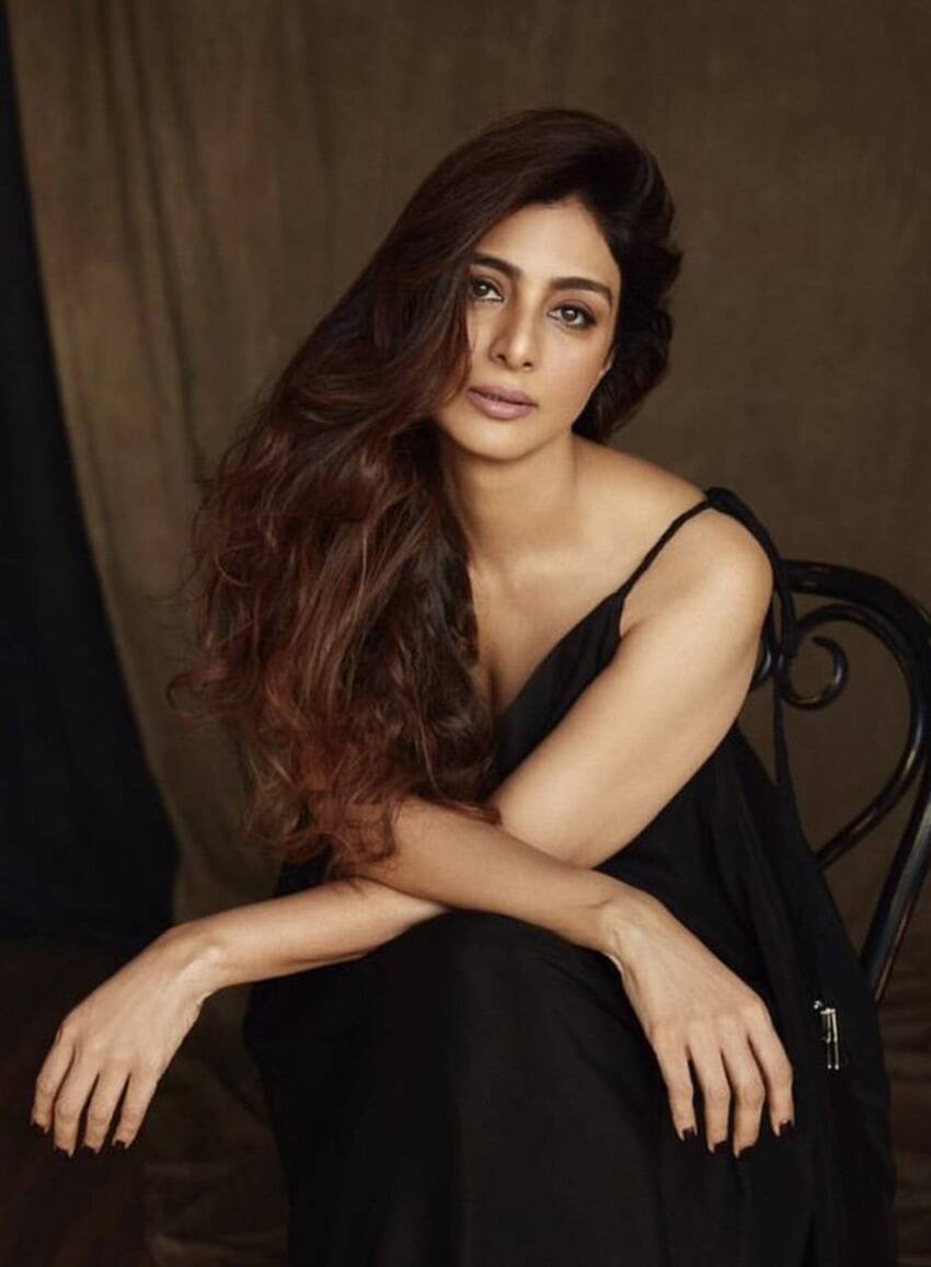 तबू बॉलीवुड की सफलतम अभिनेत्रियों में से एक हैं। उनका नाम पहले साजिद नाडियाडवाला और फिर साउथ के सुपरस्टार नागार्जुन के साथ जुड़ा। नागार्जुन से वह शादी करना चाहती थीं। लेकिन ऐसा हो ना पाया। 50 की उम्र पार करने के बाद भी तबू आज तक कुंवारी हैं। (यह भी पढ़ें: इन 5 हिंदू एक्ट्रेसेज ने चुना था मुस्लिम पति, शादीशुदा जिंदगी नहीं रही सफल, हो गया तलाक )