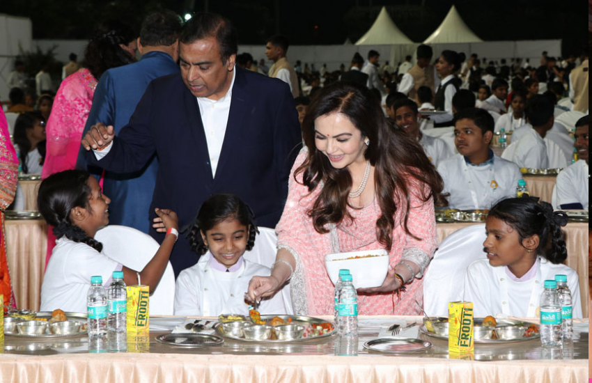 नीता ने बताया था कि मुकेश इतने बड़े शख्स के बेटे और बिजनेसमेन होकर भी बेहद सरल और सादगी पसंद हैं। यही बात उन्हें सबसे ज्यादा भाई थी।