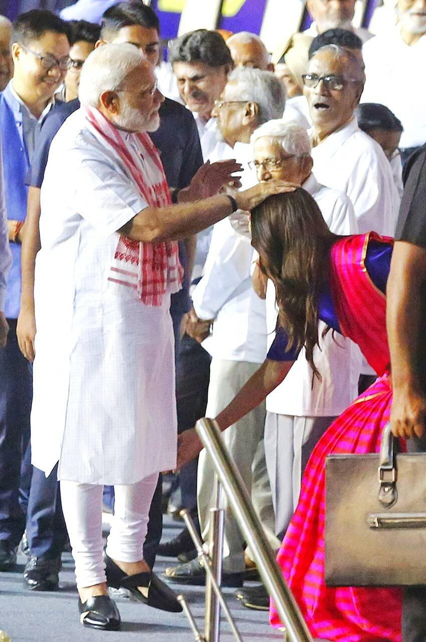 एक तस्वीर में शिल्पा शेट्टी पीएम नरेंद्र मोदी के पैर छूकर उनसे आशीर्वाद लेती भी नजर आई थीं। (Photo: Indian Express)
