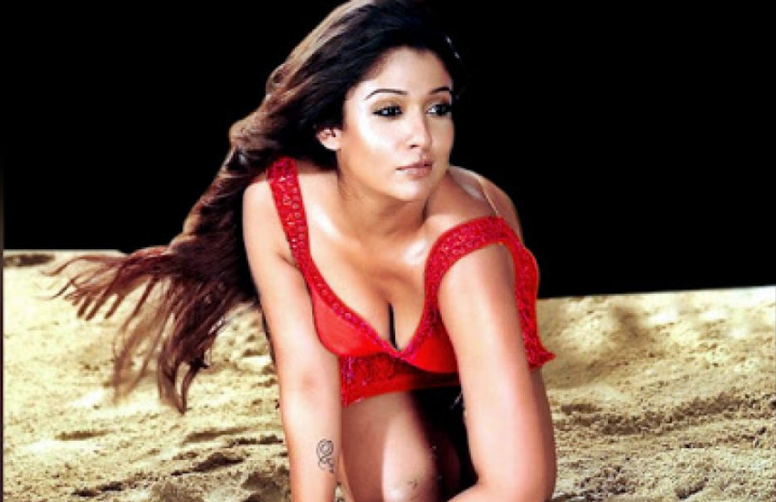 prabhu deva nayanthara breakup story : बॉलीवुड, टेलीवुड और साउथ फिल्म इंडस्ट्री में बहुत से एक्टर ऐसे हैं, जो शादीशुदा होते हुए भी दूसरी एक्ट्रेसेस के प्यार में पड़ गए थे। इसके लिए किसी ने अपनी पत्नी को तलाक दे दिया तो किसी ने बिना तलाक दिए ही दूसरी शादी कर ली। लेकिन यहां जिस एक्टर के बारे में आपको बताने जा रहे हैं, उसकी कहानी इन दोनों ही स्थतियों से अलग रही है। साउथ इंडिया के सुपरस्टार प्रभुदेवा शादी के बाद खुद से 11 साल छोटी एक्ट्रेस नयनतारा के प्यार में पड़ गए थे। नयनतारा के लिए प्रभुदेवा ने कई सेक्रिफाइस किए, लेकिन अंत में उन्हें न मोहब्बत मिली न पत्नी।