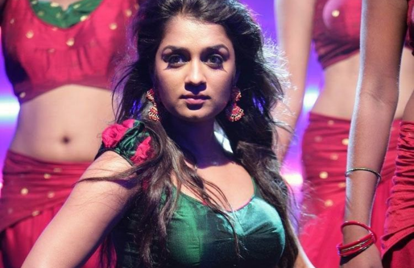 Nikita Thukral married businessman after ban on films: शादीशुदा एक्टर संग संबंध रखने पर एक्ट्रेस निकिता ठुकराल पर फिल्म इंडस्ट्री ने बैन लगा दिया था। करियर के पीक पर बैन लगने से निकिता ने नया रास्ता तलाश लिया था। ये रास्ता था शादी का। निकिता ने बिजनेसमैन गगनदीप सिंह मागो से शादी कर ली थी। निकिता भले ही उन दिनों अपने संबंधों के कारण सुर्खियों में थीं, लेकिन उन्होंने अपनी इस शादी पर खूब मस्ती की थी। हालांकि निकिता पर बाद में बैन भी हट गया था। चार दिनों तक चलने वाली इस शादी की आइए कुछ तस्वीरें आपको दिखाएं।