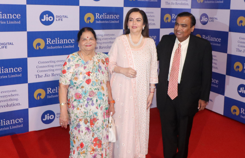 नीता ने बताया था कि एक साथ डायनिंग टेबल पर 25 लोग जब बैठते थे तो देखकर उन्हें गर्व महसूस होता था।(नीता अंबानी की बहन ममता दलाल के आगे सिर झुकाते हैं सितारे, जानिए क्या है कारण )