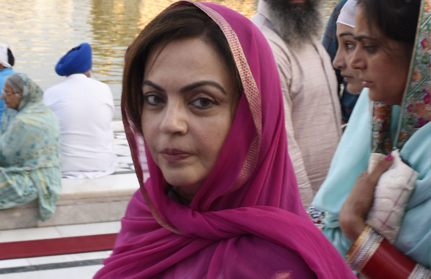 रिलायंस इंडस्ट्रीज के चेयरमैन मुकेश अंबानी (Mukesh Ambani) की पत्नी नीता अंबानी (Nita Ambani) खुद को सौभाग्यशाली मानती हैं। सिर्फ इस लिए नहीं कि वह एशिया के सबसे अमीर शख्स की पत्नी हैं, बल्कि इसकी वजह कुछ और ही रही है। नीता ने एक इंटरव्यू में बताया था कि बचपन में उन्हें उनकी रोल मॉडल मिल गई थीं और उनके नक्शेकदम पर चलने से ही उन्हें बेहतरीन परिवार और लोग और सफलता मिली। तो चलिए जानें कि नीता कि ये रोल मॉडल कौन थीं।