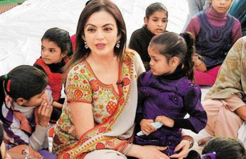 नीता और मुकेश ने शादी के मौके पर आठ दिन तक लगातार शहर के सभी अनाथालयों और वृद्धाश्रमों में राशन भी बांटें थे।