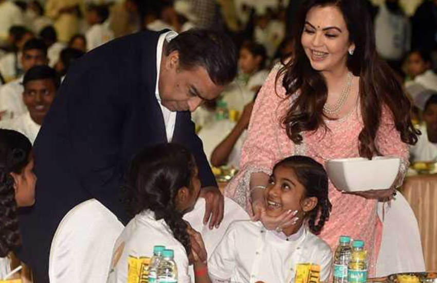 आकाश और श्लोका की शादी में अंबानी और मेहता परिवार ने मिलकर 2000 बच्चों को खाना परोसा था। नीता और मुकेश ने अपने हाथों से बच्चों को खिलाया था।