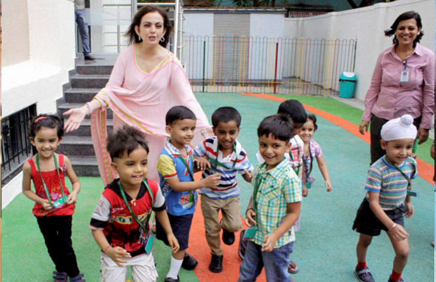 नीता सोशल वर्क के तहत गरीब और अनाथ बच्चों का विशेष सहयोग करती हैं। वह गरी बच्चों के साथ समय भी गुजारती हैं। (मुकेश अंबानी की तमाम खूबियों में पत्नी नीता अंबानी को खटकती है पति की एक बड़ी कमी, चाहती हैं इसे तुरंत बदलना )