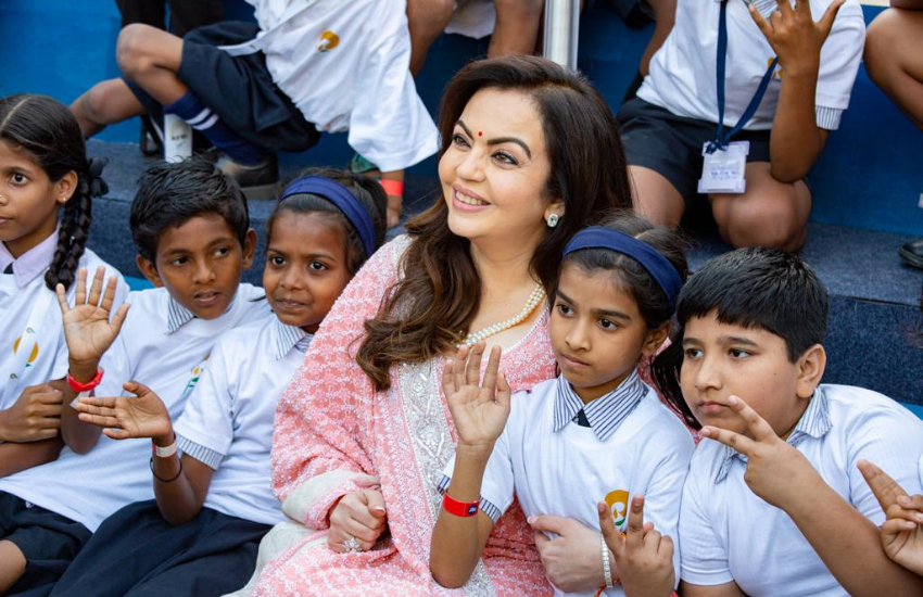 नीता को छोटे बच्चों से लगाव ज्यादा है। यही कारण है कि वह अपने ही नहीं कई और स्कूलों के बच्च्चों के लिए भी मदद करती हैं।