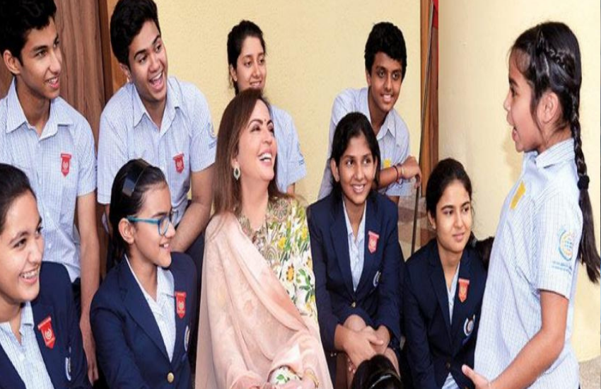 नीता धीरूभाई अंबानी इंटरनेशन स्कूल की फाउंडर भी हैं और जब भी उनको मौका मिलता है वह स्कूल में बच्चों के साथ न केवल समय बीताती हैं, बल्कि उन्हे पढ़ाती भी हैं। ( मुकेश अंबानी के गुस्से को इस जादू की छड़ी से मिनटों में पिघला देती थीं नीता अंबानी )
