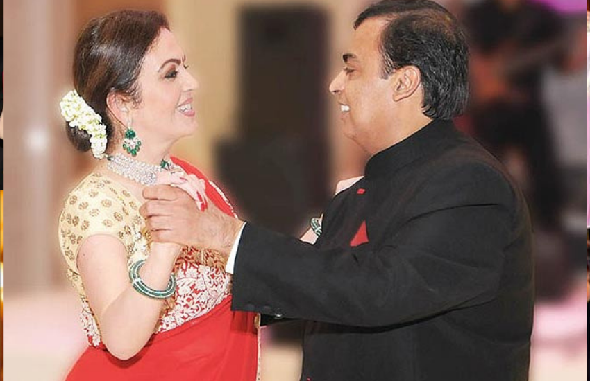 एशिया के सबसे अमीर आदमी बन चुके मुकेश अंबानी (Mukesh ambani) के लिए नीता अंबानी (Nita Ambani) को भले ही धीरूभाई अंबानी (Dhiru Bhai Ambani) ने पसंद किया था, लेकिन शादी करने का फैसला बेटे और बहू पर ही छोड़ा था। मुकेश और नीता शादी से पहले मिलकर एक-दूसरे को जानने का प्रयास करते रहे थे। लेकिन आपको जानकर आश्चर्य होगा कि दोनों मुंबई की सड़कों पर ही मिला करते थे और किसी बड़ी आलिशान होटल नहीं बल्कि सड़क पर ही पावभाजी खाते थे। क्यों? आइए बताएं।