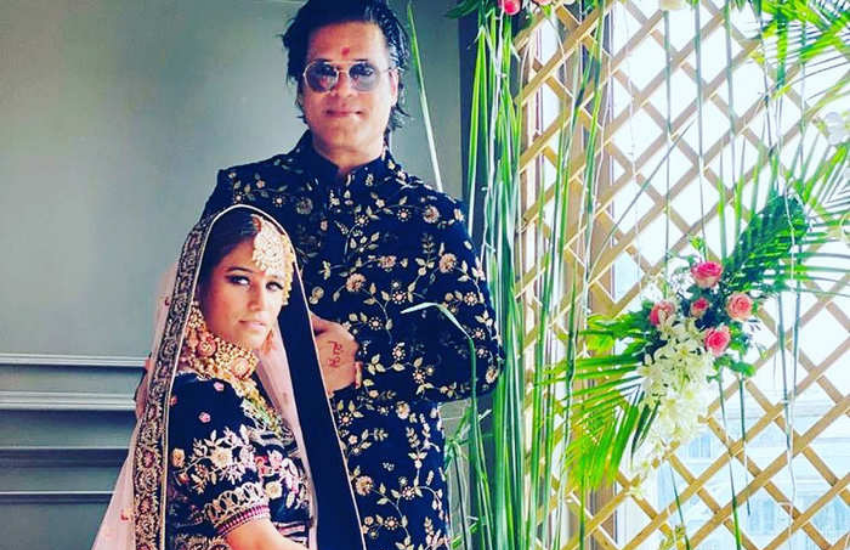 बता दें कि पूनम पांडे ने सैम बॉम्बे से शादी की थी और शादी के बाद हनीमून पर ही उनका पति से विवाद हो गया था। शादी के सिर्फ 13 दिन बाद पूनम पांडेय ने अपने पति सैम बॉम्बे के खिलाफ FIR दर्ज करवा दी थी।