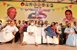 बिहारः विधानसभा चुनाव में गायब हुए लालू ने फिर से की वापसी, दिखे राजद के पोस्टरों में