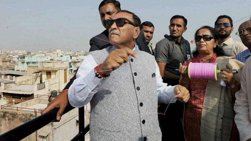 गुजरात के मौजूदा सीएम विजय रुपानी तीन बच्चों के पिता हैं। (यह भी पढ़ें: कोई निसंतान तो किसी की 5 औलाद, जानिए किस मुख्यमंत्री के हैं कितने बच्चे )