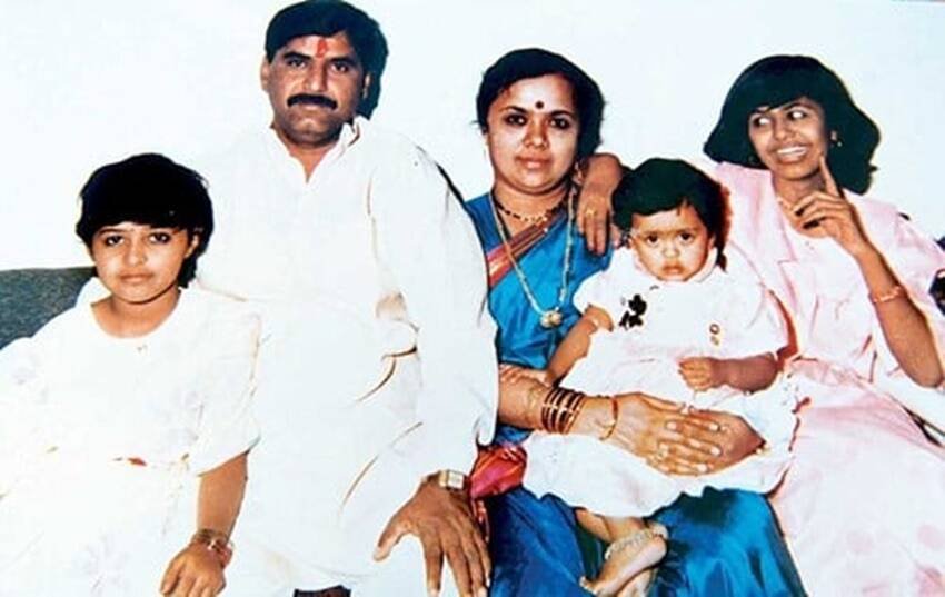 बीजेपी के दिंवगत नेता गोपीनाथ मुंडे केंद्र में मंत्री रहे थे। वह सालों तक संघ से जुड़े रहने के बाद बीजेपी संगठन में शामिल हुए थे। उनके तीन बच्चे हैं। (यह भी पढ़ें: हिंदू लड़की से रचाई थी शादी, इन 5 मुस्लिम एक्टर्स ने पैदा की सिर्फ दो ही संतान )