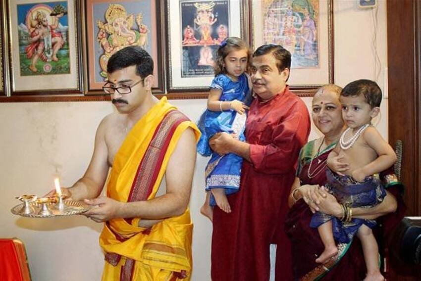 नागपुर से चुनकर संसद पहुंचने वाले केंद्रीय मंत्री नितिन गडकरी के तीन बच्चे हैं। (यह भी पढ़ें: गजेंद्र चौहान से संजय दत्त तक: मुसलमान हैं इन एक्टर्स की पत्नी, जानिए किसके हैं कितने बच्चे )