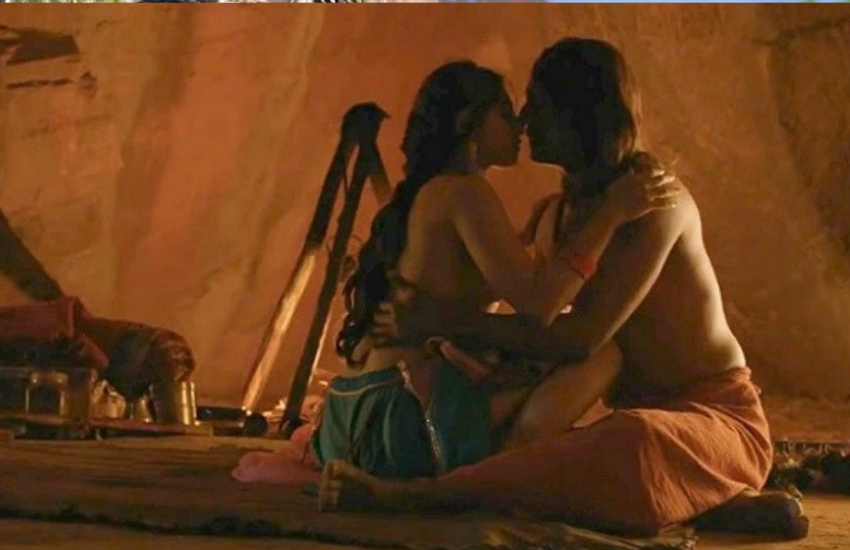 ईटाइम्स के साथ इंटरव्यू में आदिल हुसैन ने फिल्म में राधिका आप्टे संग न्यूड सीन पर खुल कर बात की थी।( 21 साल छोटी एक्ट्रेस संग अमिताभ बच्चन ने दिया था ऐसा बोल्ड सीन, फ़िल्म देखकर खुद ही शरमा गई थी सनी देओल की हीरोइन )