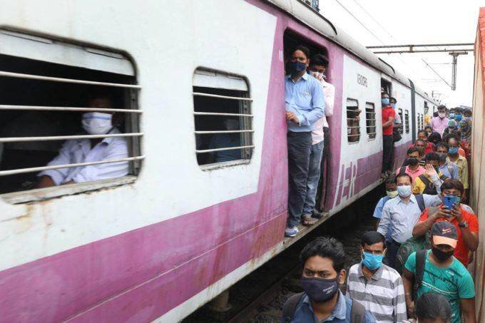 रेलवे स्टेशन पर खड़े यात्री। Express photo by Partha Paul रेलवे स्टेशन पर खड़े यात्री। Express photo by Partha Paul