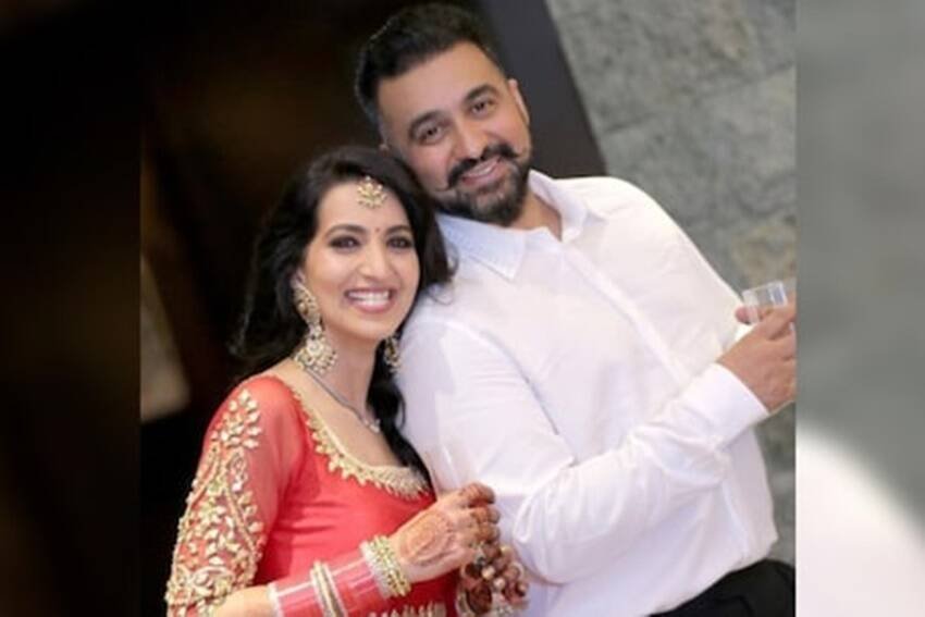 राज कुंद्रा ने अपने जीजा के साथ पत्नी के संबंध होने के आरोप लगा सनसनी फैला दी थी। बता दें कि राज और कविता के साथ एक ही घर में राज की बहन और उनके बहनोई भी रहते थे।