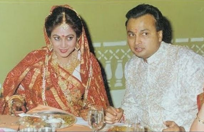 Mukesh Ambani brother Anil Ambani Tina Munim Wedding: रिलायंस इंडस्ट्रीज (Reliance Industries) के प्रमुख मुकेश अंबानी के भाई और रिलायंस समूह के चेयमैन अनिल अंबानी और टीना अंबानी की शादी में बॉलीवुड के फेमस स्टार्स शामिल हुए थे, लेकिन इसमें एक एक्ट्रेस ऐसी थी, जो मेहमान बनकर नहीं, बल्कि खाना परोसने के लिए आई थी। गरीबी और तंगहाली झेल रही ये एक्ट्रेस केवल 50 रुपये में खाना परोसने अंबानी परिवार की शादी में शामिल हुई थीं, लेकिन आज स्थिति अलग है। ये एक्ट्रेस लग्जिरियस लाइफ जीती है और ये है फिल्म इंडस्ट्री की मशहूर आइटम गर्ल राखी सावंत (Rakhi Sawant)।