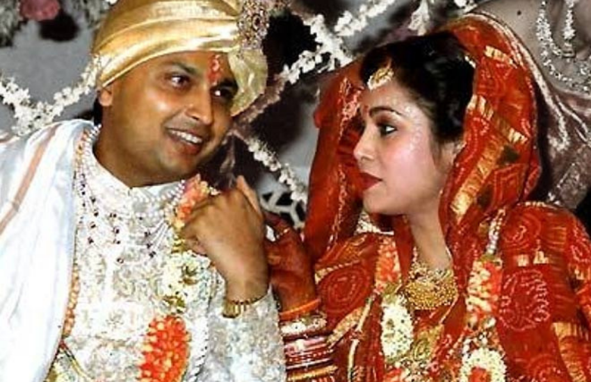 राखी ने महज 11 साल की उम्र में अंबानी परिवार की शादी में खाना परोसा था। ( आकाश अंबानी की शादी में नीता अंबानी संग शाहरुख खान-गौरी खान ने भी लगाए थे ठुमके, देखें रॉयल वेडिंग की तस्वीरें )