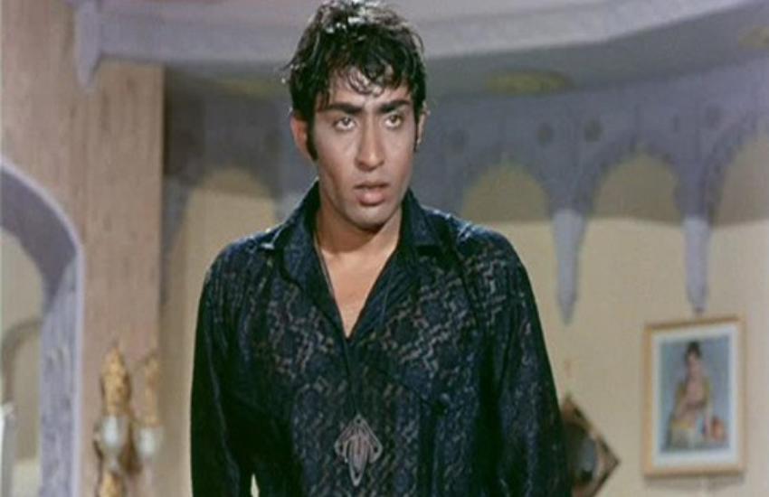 रंजीत ने बताया था कि उनके पिता ने उस वक्त कहा था कि फिल्मों में काम करना है तो डॉक्टर, इंजीनियर का रोल करो। ऐसा किरदार निभाए हो कि बाप की नाक ही कट गई। ( 14 साल बड़े तो कभी 9 साल छोटे एक्टर संग ऐश्वर्या राय ने दिया था बोल्ड सीन, इंटीमेट सीन से नाराज जया बच्चन ने किया था कुछ ऐसा )