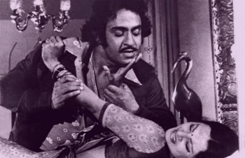 रंजीत ने बताया था कि फिल्म 'शर्मीली' में उन्होंने एक ऐसे विलेन का किरदार निभाया था जो कि हीरोइन बनी राखी का रेप करने की कोशिश करता है। सीन में उन्होंने राखी के कपड़े तक फाड़ दिए थे।