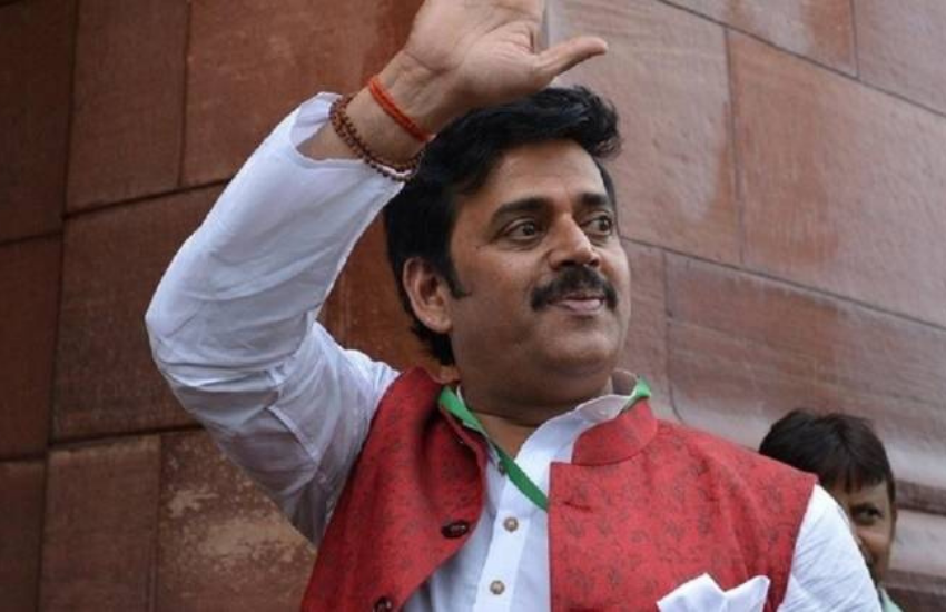 ‘मुंबई मिरर’ को दिए इंटरव्यू में रवि किशन ने नगमा के साथ रिलेशनशिप की बात खुलकर स्वीकार की थी। बात दें कि रवि शादीशुदा होने के बाद भी इस अफेयर में पड़े थे और अपने प्यार का इजहार खुल्लमखुल्ला कर दिया था।