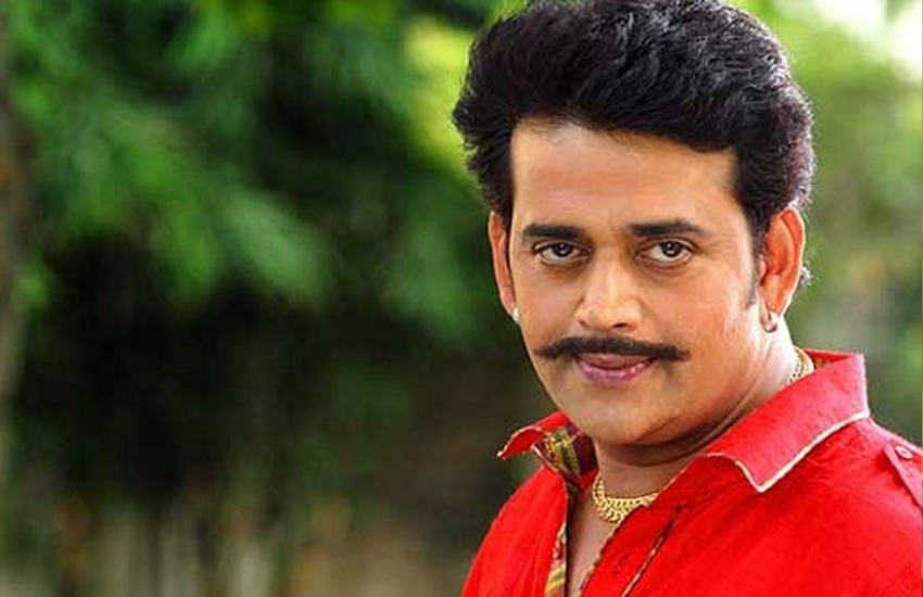 भोजपुरी फिल्मों के सुपरस्टार और बीजेपी सांसद (BJP MP) रवि किशन (Ravi Kishan) भी शादी के बाद प्यार में पड़ गए थे। भोजपुरी और बॉलीवुड की एक्ट्रेस नगमा (Nagma) के साथ उनका अफेयर कभी सुर्खियों में था। रवि किशन ने नगमा के साथ अपने अफेयर को कभी छुपाया नहीं था। शादीशुदा रवि ने जहां अपने और नगमा के बारे में खुलकर बातें की थीं, वहीं उन्होंने नगमा के साथ संबंध पर अपनी पत्नी को लेकर ऐसा बयान दिया था, जिसे सुनकर आप दंग रह जाएंगे।