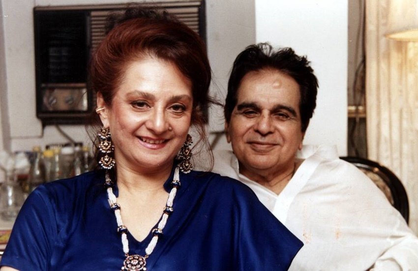 कई एक्ट्रेसेज ऐसी हैं जिन्होंने मां बनने के बाद फिल्मों से किनारा कर लिया तो कुछ ऐसी भी रहीं जिन्होंने प्रेग्नेंसी के बाद भी एक्टिंग जारी रखी। वहीं कुछ एक्ट्रेसेज ऐसी भी रहीं जो शादी के बाद कभी मां नहीं बन पाईं। ऐसी ही एक्ट्रेसेज में एक नाम अपने जमाने की मशहूर एक्ट्रेस सायरा बानो का भी है। सायरा बानो ने दिलीप कुमार से शादी की थी लेकिन वह हमेशा निसंतान ही रहीं।