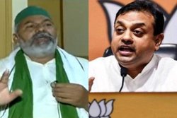 डिबेट में जुड़े संबित पात्रा तो भड़क गए राकेश टिकैत, बोले- ये कांख में दबाए रहते हैं कागज; बहस के बाद उतार दी&nbsp;माइक