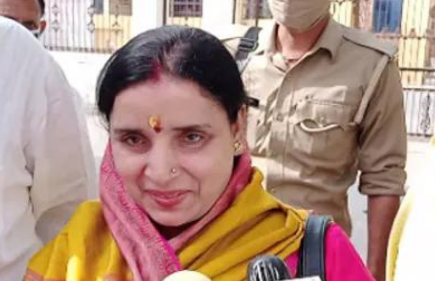 इसके बाद संध्या यादव के पति अनुजेश यादव ने बीजेपी का हाथ पकड़ लिया था और मुलायम ने अपने ही दामाद को पार्टी से निष्कासित कर दिया था।