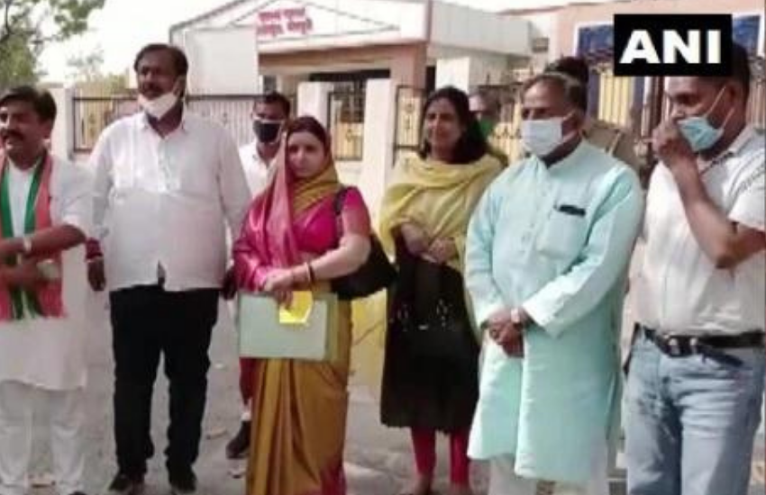 तब चुनावों के बाद जिपं अध्यक्ष संध्या यादव के खिलाफ सपा की ओर से ही अविश्वास प्रस्ताव लाया गया था। उस समय अविश्वास प्रस्ताव को गिराने में भाजपा ने खुलकर साथ दिया था।(अखिलेश यादव की साइकिल और समाजवादी रथ की कीमत सुनकर उड़ जांएगे होश, मर्सडीज़ और बीएमडब्ल्यू ने किया है इसे डिजाइन )