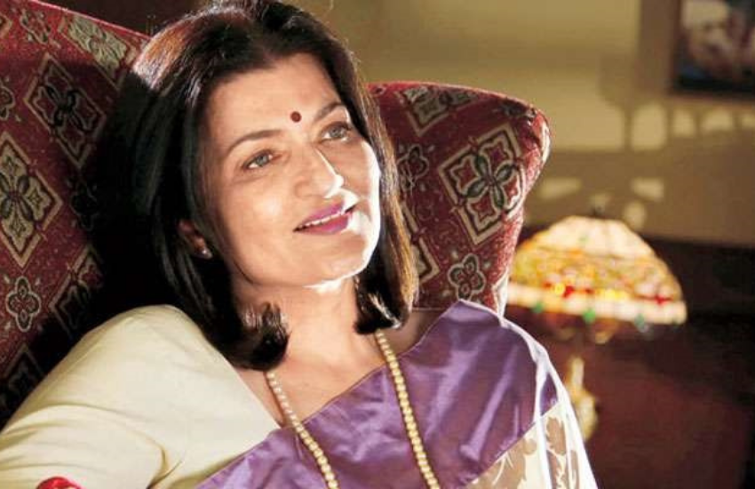 सारिका चाइल्ड आर्टिस्ट बनकर जो पैसा कमाती थीं वो बड़े होने तक उनकी मां खुद ले लिया करती थीं। ऐसे में एक दिन उनका पैसों के लिए मां से झगड़ा हुआ और वह घर छोड़कर चेन्नई चली गईं।