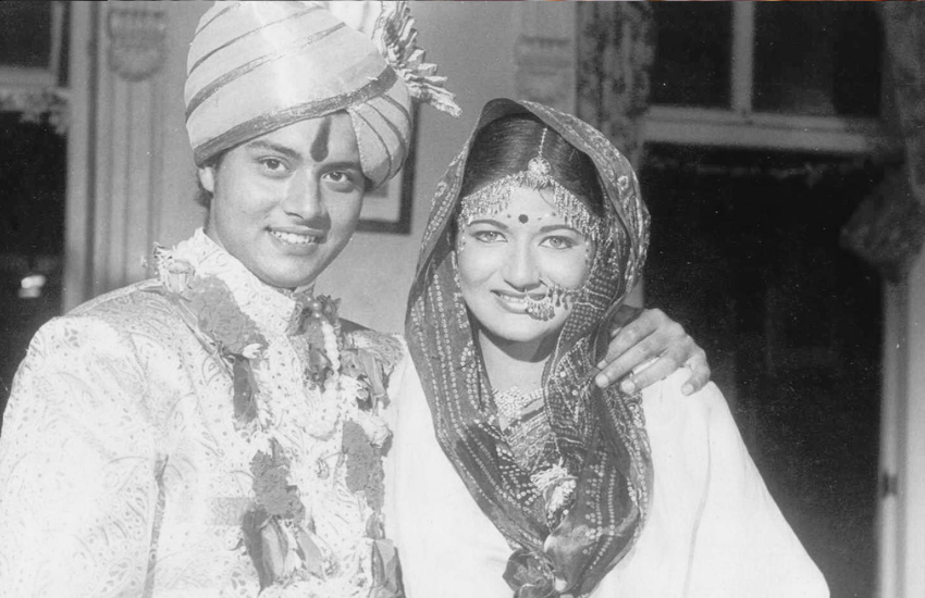 बॉलीवुड एक्टर सचिन (Sachin) की एक्ट्रेस रह चुकी सारिका ठाकुर (Sarika Thakur) ने भले ही फिल्में कम कीं, लेकिन वह अपनी पर्सनल लाइफ के कारण ज्यादा सुर्खियों में रही थीं। सारिका बिन शादी ही मां बन गई थीं। बेटी श्रुति हसन (Shruti Hasan) के जन्म के बाद उन्होंने अपने लिव-इन पार्टनर एक्टर कमल हसन (Kamal Haasan) से शादी की थी। शादी के बाद सारिका की एक और बेटी हुई, लेकिन कमल हसन से उनका विवाद बढ़ता गया और अंत में कमल उनसे अलग हो गए। हैरत की बात ये थी कि अलगाव के समय सारिका की बेटियों ने भी मां का साथ नहीं दिया था। सारिका इस ब्रेकअप से टूट गई थीं और बेहद मुश्किल से इससे बाहर आई थीं। तो चलिए आज सारिका के इस डार्क साइड के बारे में जानें।