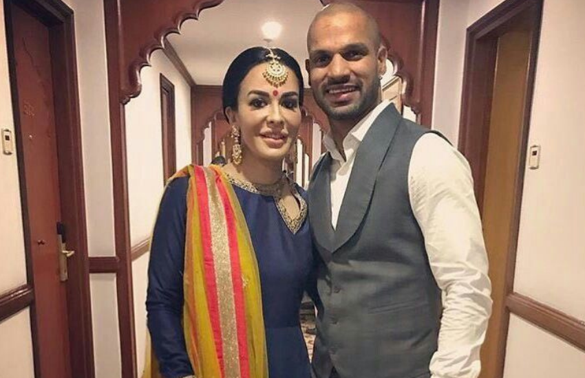 आयशा मुखर्जी की पहली शादी ऑस्ट्रेलियाई बिजनेसमैन से हुई थी। शादी के बाद उनकी दो बेटियां हुईं, लेकिन शादी में तनाव बढ़ने लगा तो वह अपने पति से अलग हो गईं।